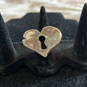 NEW UNO de 50. Silver Heart Keyhole Ring